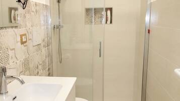 Standard-Doppel- oder -Zweibettzimmer, 1 Doppelbett und Schlafsofa | Badezimmer