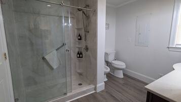 Een douche, een haardroger, een bidet, handdoeken