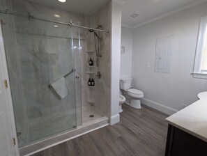 Een douche, een haardroger, een bidet, handdoeken