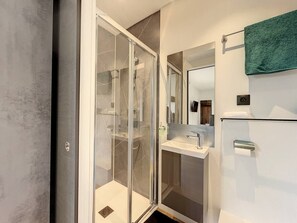 Shower, hair dryer, bidet, towels