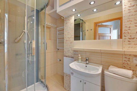 Comfort Apartment | Bathroom. Gdynia Centrum by Grand Apartments