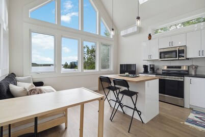Cozy Bells Cove Retreat – Stylish Loft with Harbour Views & Walkability
