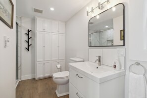 Dusch, hårtork, handdukar och tvål