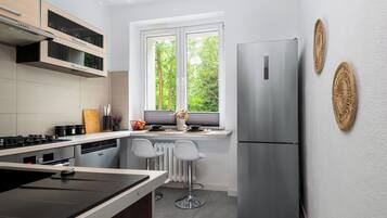 Studio – comfort, byutsikt | Eget kjøkken | Kjøleskap, mikrobølgeovn, ovn og kokeplater