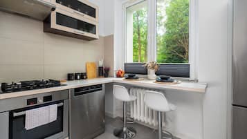 Comfort studio, uitzicht op de stad | Privékeuken | Een koelkast met diepvriezer, een microgolfoven, een oven, een kookplaat