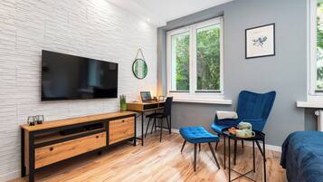 Studio Comfort, pemandangan kota | Area keluarga | Smart TV 50-inci dengan saluran TV kabel, Netflix, dan layanan streaming