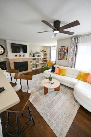 Televisión, chimenea y estéreo 