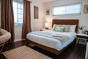 3 habitaciones, escritorio y tabla de planchar con plancha 