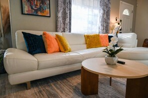 Televisión, chimenea y estéreo 