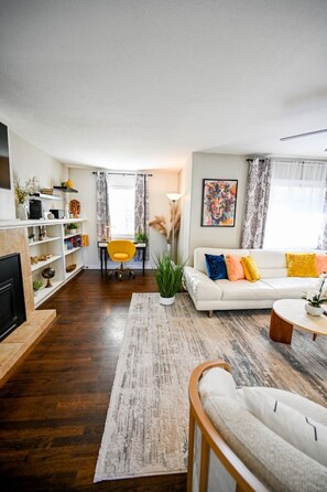 TV, fireplace, stereo - Central Charming Oasis - Hot Tub & Fire Pit (Denver)