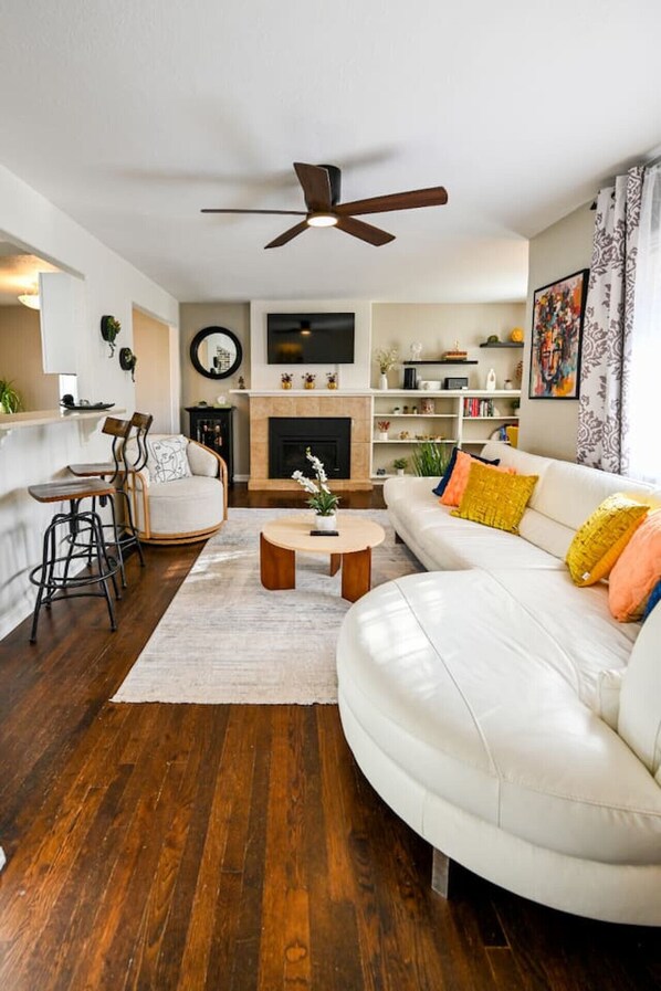 Televisión, chimenea y estéreo 