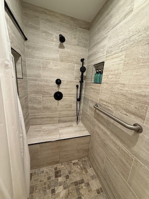 Dusche, Haartrockner, Handtücher, Seife