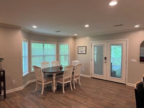 Dining - Spacious 5 bedroom house perfect for large families in gorgeous Oxford! (Oxford)