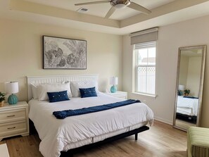 4 室のベッドルーム、デスク、アイロン / アイロン台、旅行用ベビーベッド