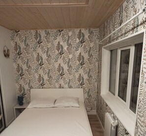 3 habitaciones, tabla de planchar con plancha y cuna de viaje