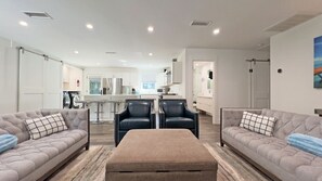 TV connectée, cheminée, chaîne hi-fi