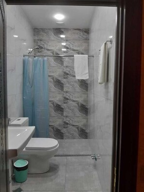 Chambre de base double | Salle de bain | Pantoufles