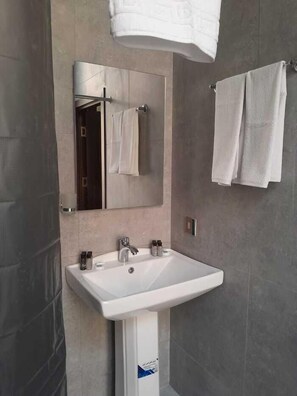 舒適四人房 | 浴室 | 拖鞋