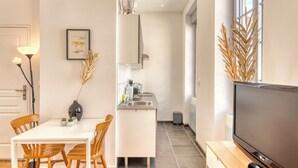 Eine moderne Küche mit Einbauherd, Spüle und Fenster.