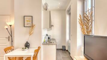 Réfrigérateur, micro-ondes, plaque de cuisson, cafetière/bouilloire