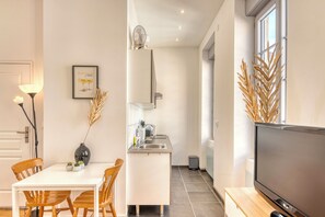 Réfrigérateur, micro-ondes, plaque de cuisson, cafetière/bouilloire