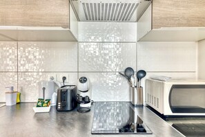 Kühlschrank, Mikrowelle, Herdplatte, Wasserkocher mit Kaffee-/Teezubehör
