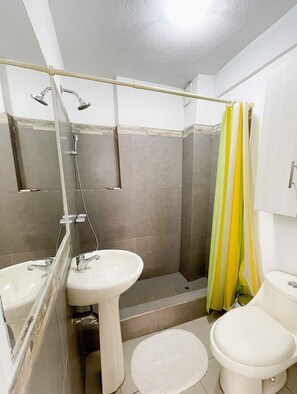 Toallas, jabón, papel de baño 