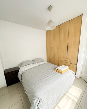 3 habitaciones, tabla de planchar con plancha, wifi y ropa de cama 
