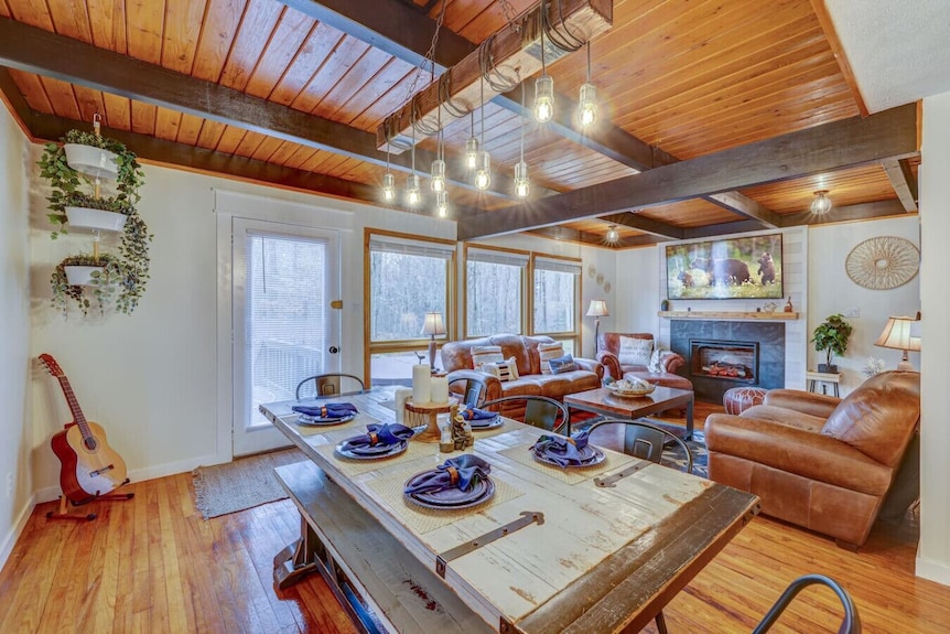 Bear Den ~Luxury Chalet ~Hottub - Pennsylvania