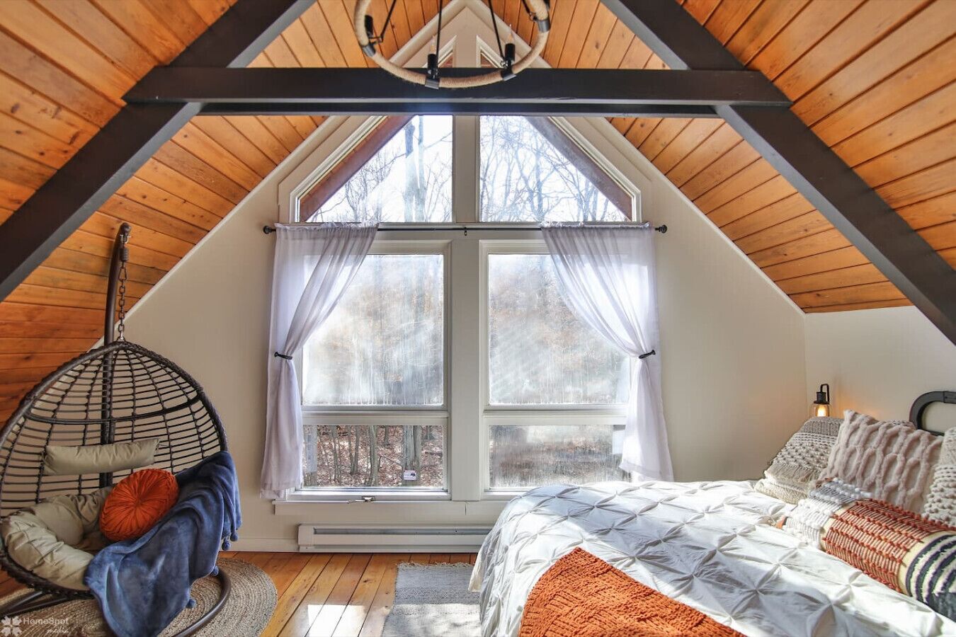 3 habitaciones, escritorio y tabla de planchar con plancha 