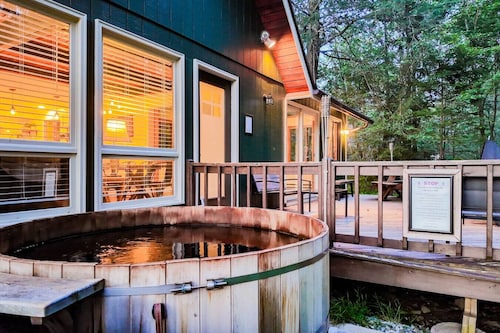 Bear Den ~Luxury Chalet ~HotTub