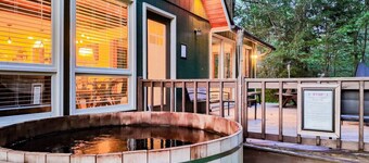 Bear Den ~Luxury Chalet ~HotTub