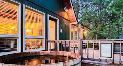 Bear Den ~Luxury Chalet ~HotTub