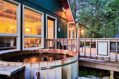 Bear Den ~Luxury Chalet ~HotTub