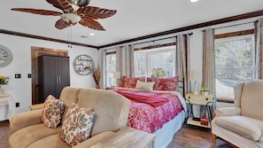 5 bedrooms, desk, free WiFi, bed sheets