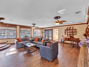 Smart TV, fireplace, offices - Deer Run Retreat W/ Indoor Pool & Hot Tub (Kunkletown)