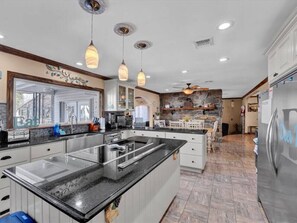 雪櫃、微波爐、焗爐、爐具