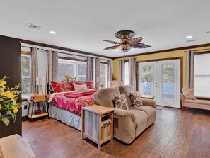 5 bedrooms, desk, free WiFi, bed sheets