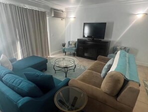 Smart TV y chimenea 