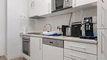 Refrigerador em uma área comum, micro-ondas em uma área comum