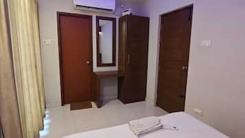 Deluxe Double Room | Desk, laptop workspace