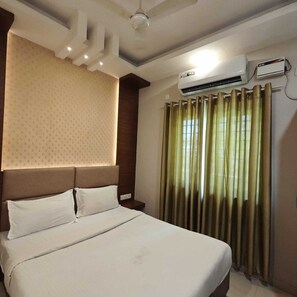 Deluxe Double Room | Desk, laptop workspace - Smart Home Service Apart by Stayz Royale (Chennai)