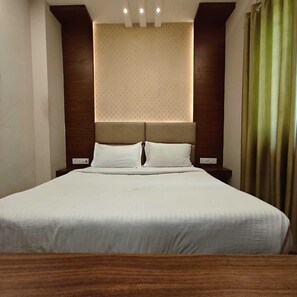 Deluxe Double Room | Desk, laptop workspace - Smart Home Service Apart by Stayz Royale (Chennai)