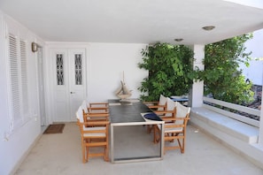 Outdoor dining - Dione House by GHH (Idra)