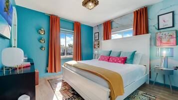 3 dormitorios, escritorio, tabla de planchar con plancha y cuna de viaje