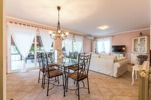 Smart TV, fireplace, video games, DVD player - 4-bedroom villa with swimming pool, set in nature. Relax and unwind (Kaštel Novi)