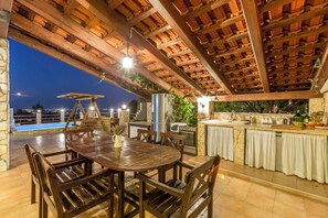 Outdoor dining - 4-bedroom villa with swimming pool, set in nature. Relax and unwind (Kaštel Novi)