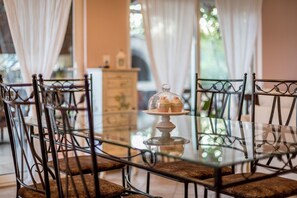 Dining - 4-bedroom villa with swimming pool, set in nature. Relax and unwind (Kaštel Novi)