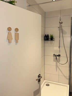 Douche, sèche-cheveux, serviettes fournies, savon
