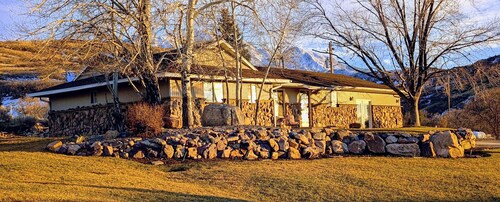 Charming 3-bedroom house located at the mouth of Santaquin Canyon. Amazing views